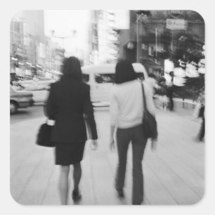Asien, Japan, Tokio. Junge Frauen auf der Ginza. Quadratischer Aufkleber
