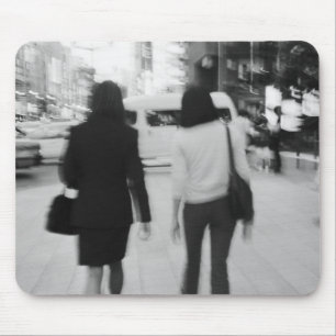 Asien, Japan, Tokio. Junge Frauen in Ginza. Mousepad