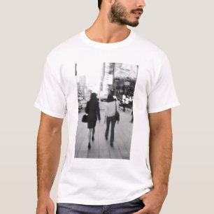 Asien, Japan, Tokio. Junge Frauen in Ginza. T-Shirt