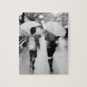 Asien, Japan, Tokio. Junge Frauen und Regenschirme