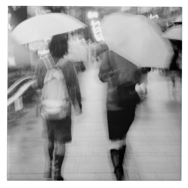 Asien, Japan, Tokio. Junge Frauen und Regenschirme Fliese (Vorderseite)