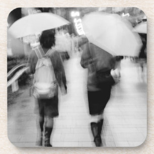 Asien, Japan, Tokio. Junge Frauen und Regenschirme Getränkeuntersetzer