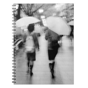 Asien, Japan, Tokio. Junge Frauen und Regenschirme Notizblock