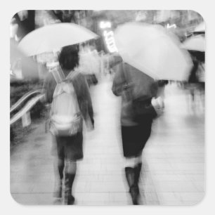 Asien, Japan, Tokio. Junge Frauen und Regenschirme Quadratischer Aufkleber