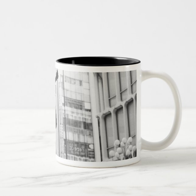 Asien, Japan, Tokio. Musikstatue, Shibuyaku Zweifarbige Tasse (Rechts)