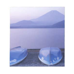 Asien, Japan, Yamanashi, Ruderboote auf dem Motosu Notizblock