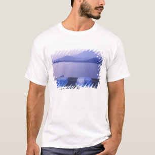 Asien, Japan, Yamanashi, Ruderboote auf dem Motosu T-Shirt