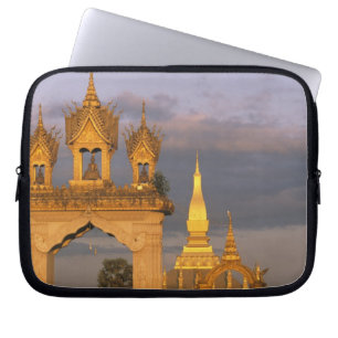 Asien, Laos, Vientiane. Der Luang-Tempel. Laptopschutzhülle