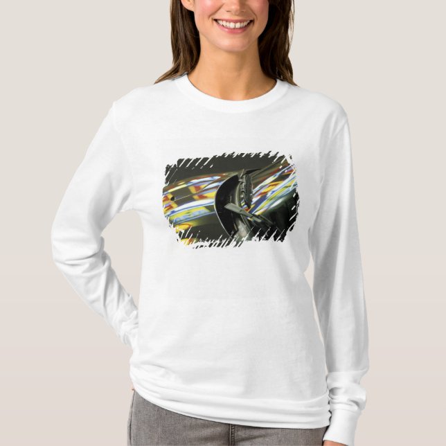 Asien, Malaysia, Melaka. Neonreflektionen im Auto T-Shirt (Vorderseite)
