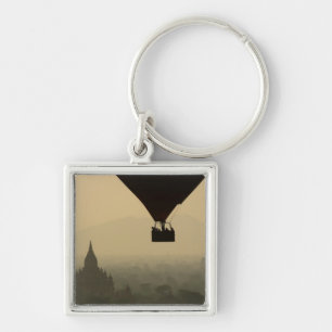 Asien, Myanmar, Bagan, Ballon über Tempeln von Schlüsselanhänger