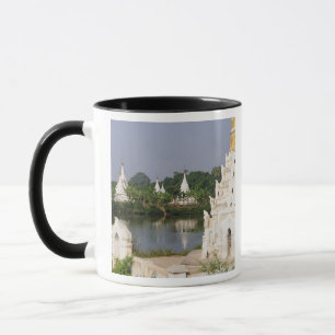 Asien, Myanmar (Birma), Mandalay. Ein Buddhist Tasse