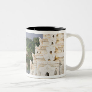 Asien, Myanmar (Birma), Mandalay. Ein Buddhist Zweifarbige Tasse