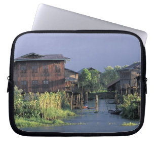 Asien, Myanmar, Inle-See. Ein schwimmendes Dorf au Laptopschutzhülle