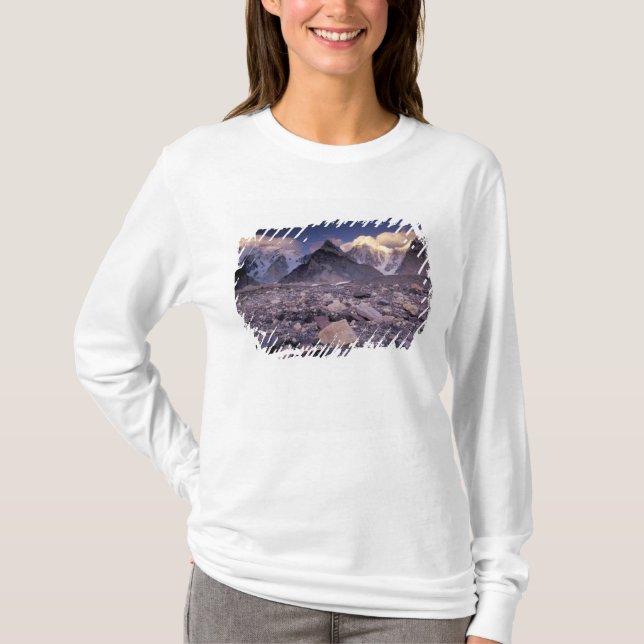 Asien, Pakistan, Karakoram Range, Broad und T-Shirt (Vorderseite)