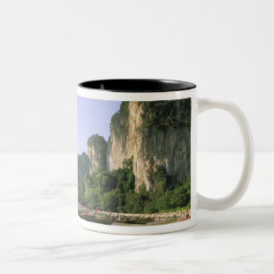 Asien, Thailand, Krabi. West Railay Beach, lang Zweifarbige Tasse