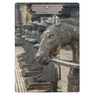 Asien, Vietnam. Figuren und Pferdestatuen Klemmbrett
