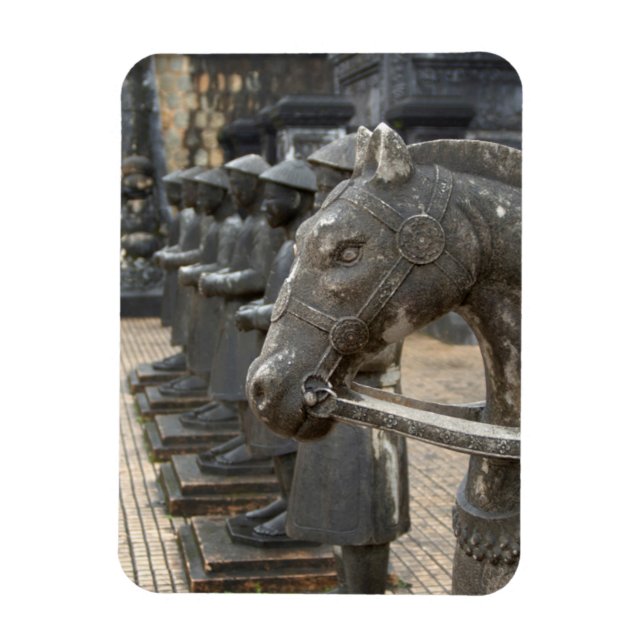 Asien, Vietnam. Figuren und Pferdestatuen Magnet (Vertikal)