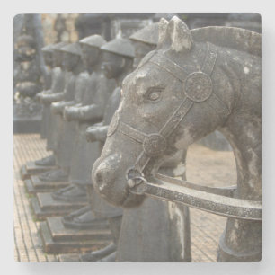 Asien, Vietnam. Figurinen und Pferdestatuen Steinuntersetzer