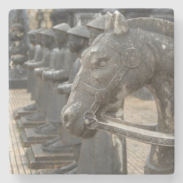 Asien, Vietnam. Figurinen und Pferdestatuen Steinuntersetzer (Vorderseite)
