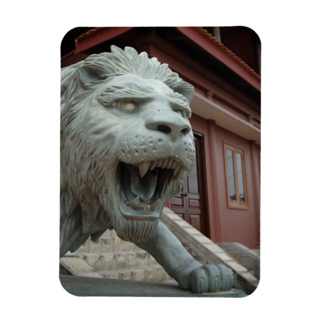 Asien, Vietnam. Löwenskulptur bei Chau Doc Magnet (Vertikal)