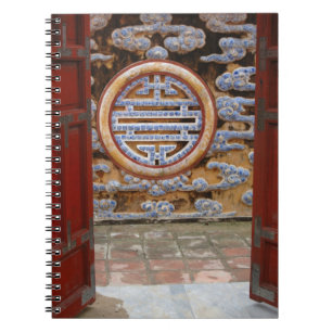 Asien, Vietnam. Verzierte Mauer an der Zitadelle Notizblock