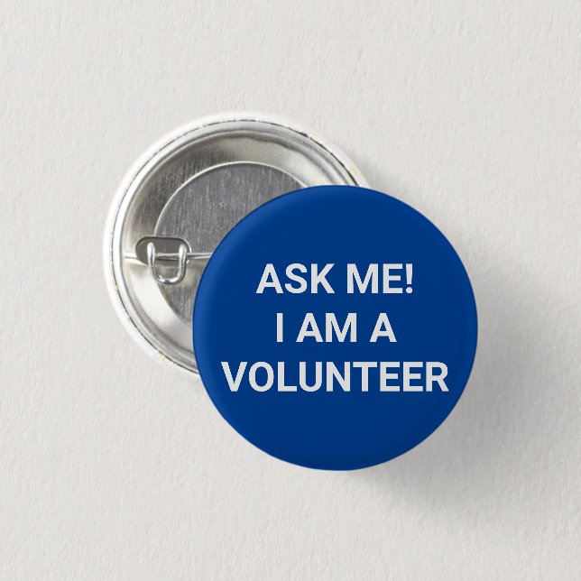 Ask Me I am a Volunteer blue and white pin button (Vorne & Hinten)