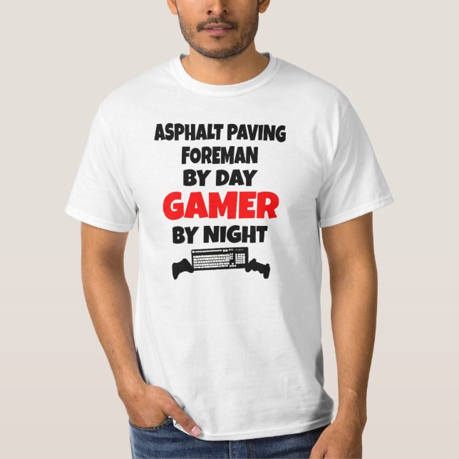 Asphalt Paving Foreman by Day Gamer by Night T-Shirt (Vorderseite)
