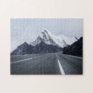 Asphaltstraße vor Schnee-Berg