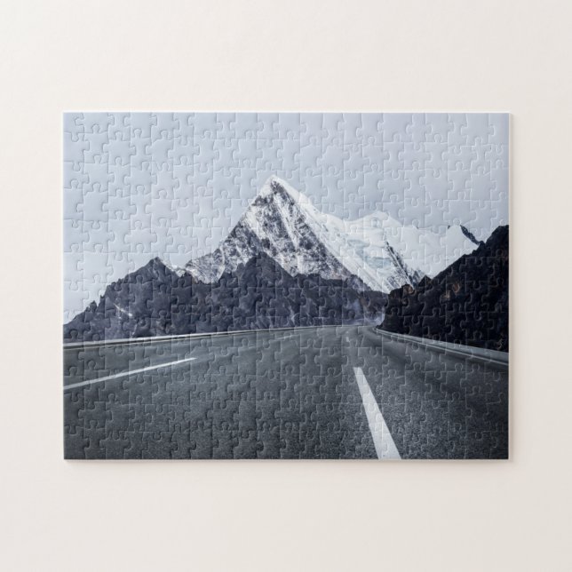 Asphaltstraße vor Schnee-Berg (Horizontal)