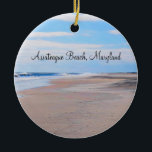 Assateague Beach Ornament<br><div class="desc">Dieses runde, Keramik-Ornament besticht durch ein Bild des schönen, trostlosen Strandes auf der Assateague Island in Maryland. Assateague ist Marylands einziger Park am Meer und Teil des amerikanischen Nationalparksystems. Dies ist Teil einer Barriereinsel an den Küsten von Maryland und Virginia (wo es wird Chincoteague). Die Rückseite des Ornaments hat nicht...</div>