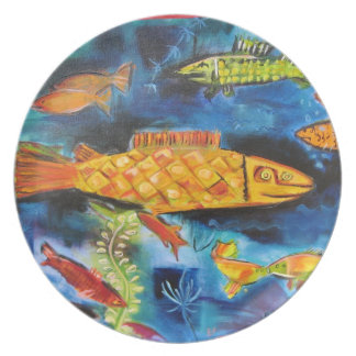 Assiette plat avec la peinture lunatique de poissons