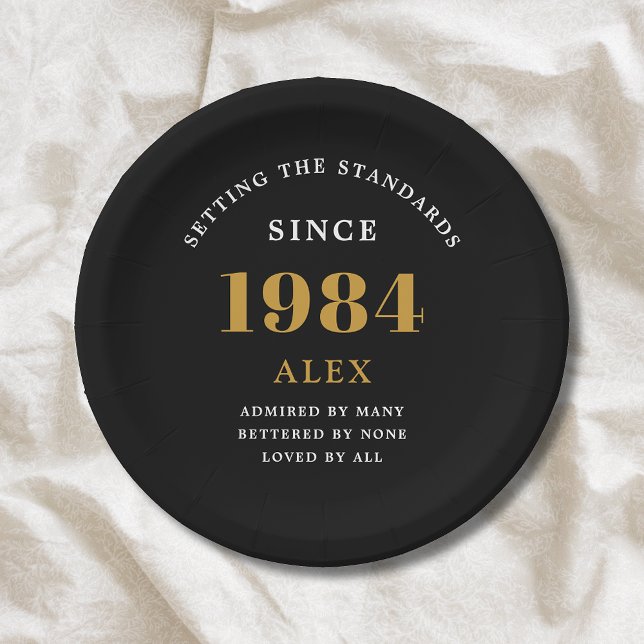 Assiettes En Carton 40e anniversaire Nom 1984 Black Gold Elegant Chic (Sophisticated 40th birthday unique black & gold paper plates. Fully personalized party supplies.)
