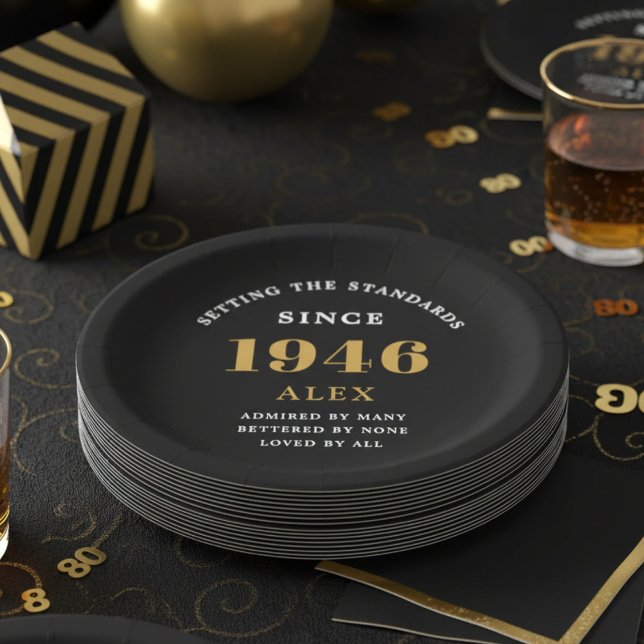 Assiettes En Carton 80e anniversaire Nom 1944 Black Gold Elegant Chic (80th birthday paper plates on a black and gold table cloth)