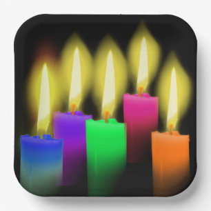 Assiettes En Carton Arc-en-ciel bougies d'anniversaire sur noir