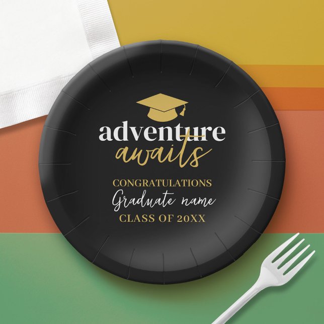 Assiettes En Carton Aventure Await - Nom Casquette Black Gold Graduati (Custom Graduation Paper Plate)