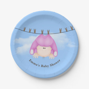 Assiettes En Carton Bébé fille sur la ligne de linge