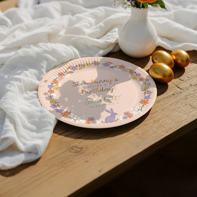 Assiettes En Carton Bunny de Pâques floral Somebunny a un anniversaire (Floral Easter Bunny Somebunny’s Having a Birthday Paper Plates)