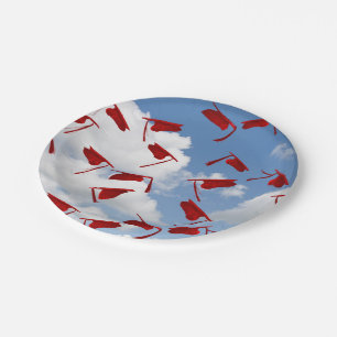 Assiettes En Carton casquettes de graduation rouge dans le ciel