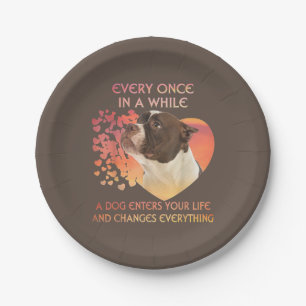 Assiettes En Carton Chaque Fois Dans L'Atmosphère Pendant Que Le Chien