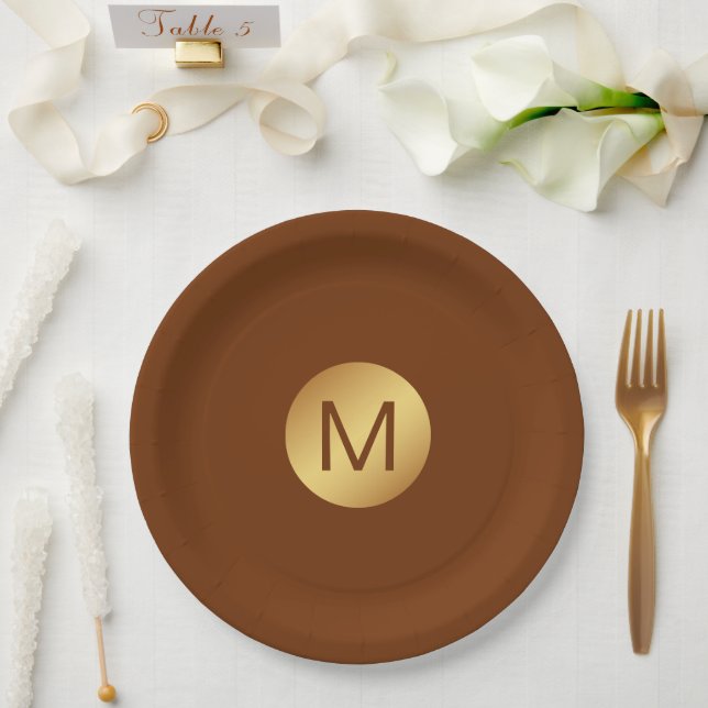 Assiettes En Carton Élégant Classy Brown & Or Nom initial (Mariage)