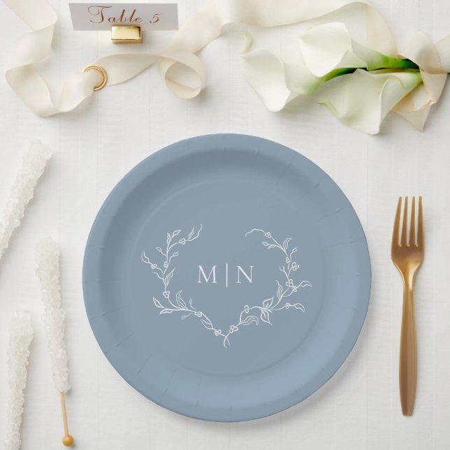 Assiettes En Carton Élégant Mariage bleu Dusty Monogram Wreath (Mariage)