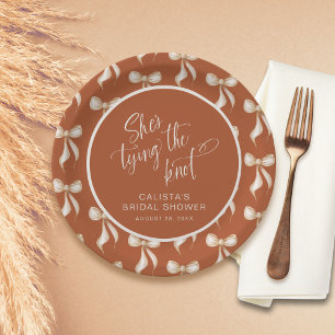 Assiettes En Carton Elle noue le nœud Terrasse en terre cuite Mariage 