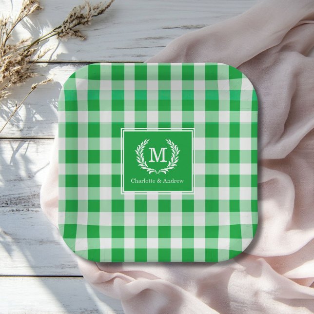 Assiettes En Carton En vichy vert Monogramme Crest (Green Gingham Monogram Crest Custom Paper Plates with your Monogram and Names.)