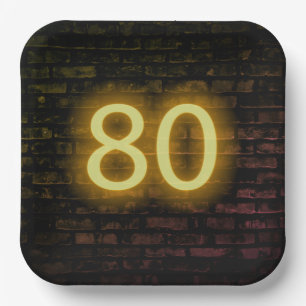 Assiettes En Carton Enseigne néon Birthday Neon 80 sur mur de briques 