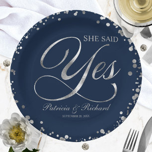 Assiettes En Carton Fête de fiançailles Navy Silver Elle a dit oui