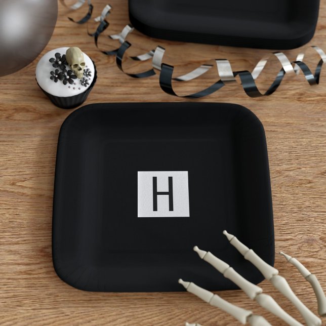 Assiettes En Carton Halloween noir et blanc Carré Monogrammé (A simple black and white monogrammed paper plate suitable for your stylish Halloween party)