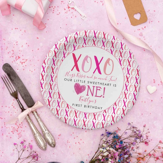 Assiettes En Carton Hugs & Kisses (XOXO) Valentine's Day 1st Birthday (Créateur téléchargé)