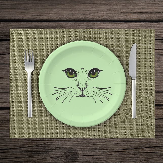 Assiettes En Carton Illustration noire de Cat Face Green Eyes Whiskers (Illustration in black of cat face with intense green eyes and whiskers on light green paper plate.)