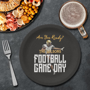 Assiettes En Carton Jeu sur le joueur de football sur le noir