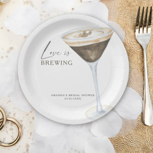 Assiettes En Carton L'amour est en train de préparer un Martini Espres